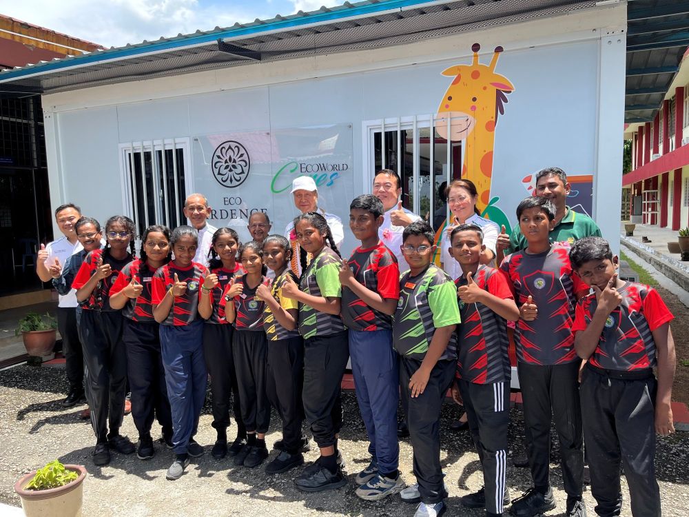 ECO WORLD FOUNDATION HANDS OVER KAPSUL ILMU TO SJKT BESTARI JAYA